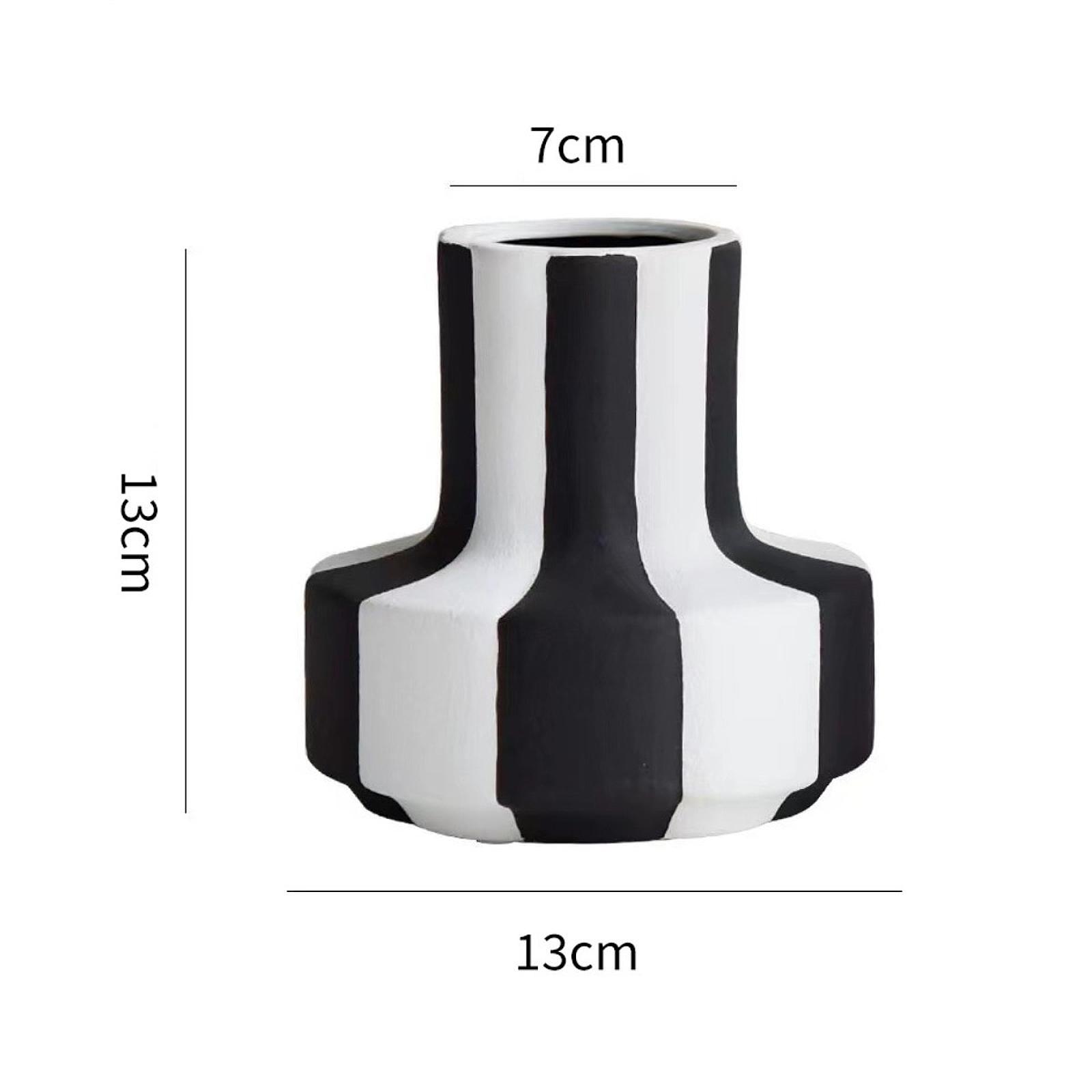 Desk Setup Minimalist - Elegancki czarno-biały wazon w paski, minimalistyczna